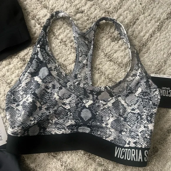 Bundle of 6 Victoria’s Secret Sports Bras – NWT – Size XS - Picture 7 of 8